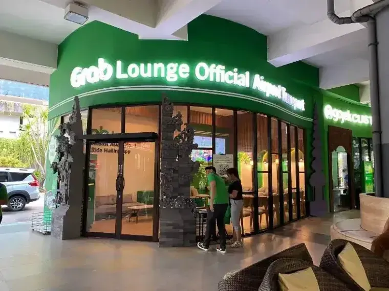 Такси Grab у терминала аэропорта