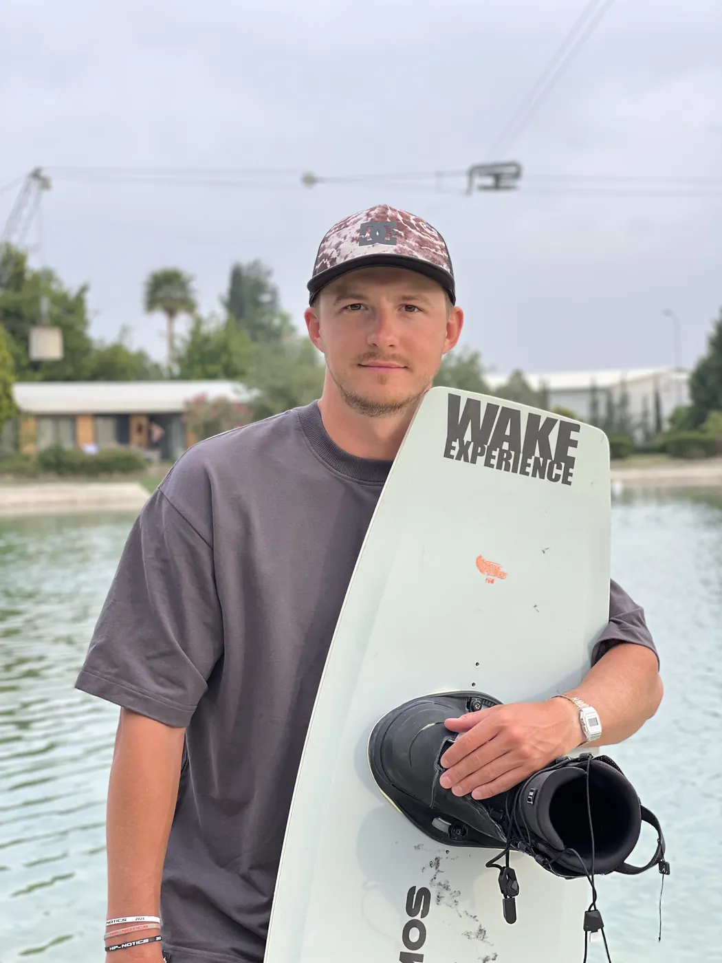 Артем Штрауб с вейкбордом Wake Experience на берегу вейк-парка