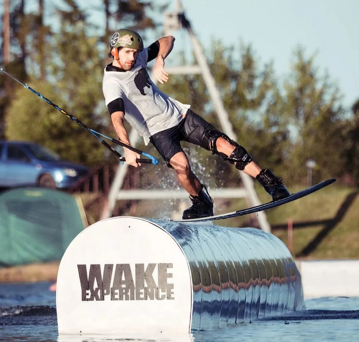 Райдер проезжает фигуру Wake Experience на воде