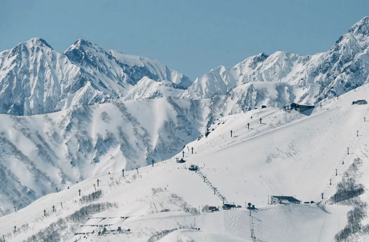 Склон Хакубы с видом на хребет Японских Альп