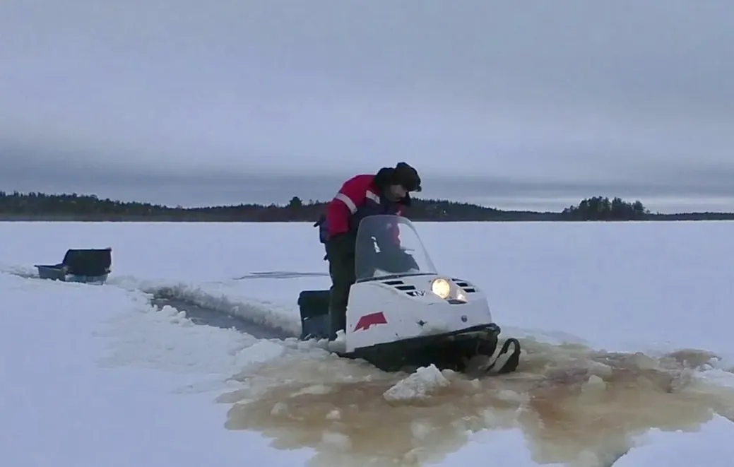 Снегоход провалился в воду на льду озера