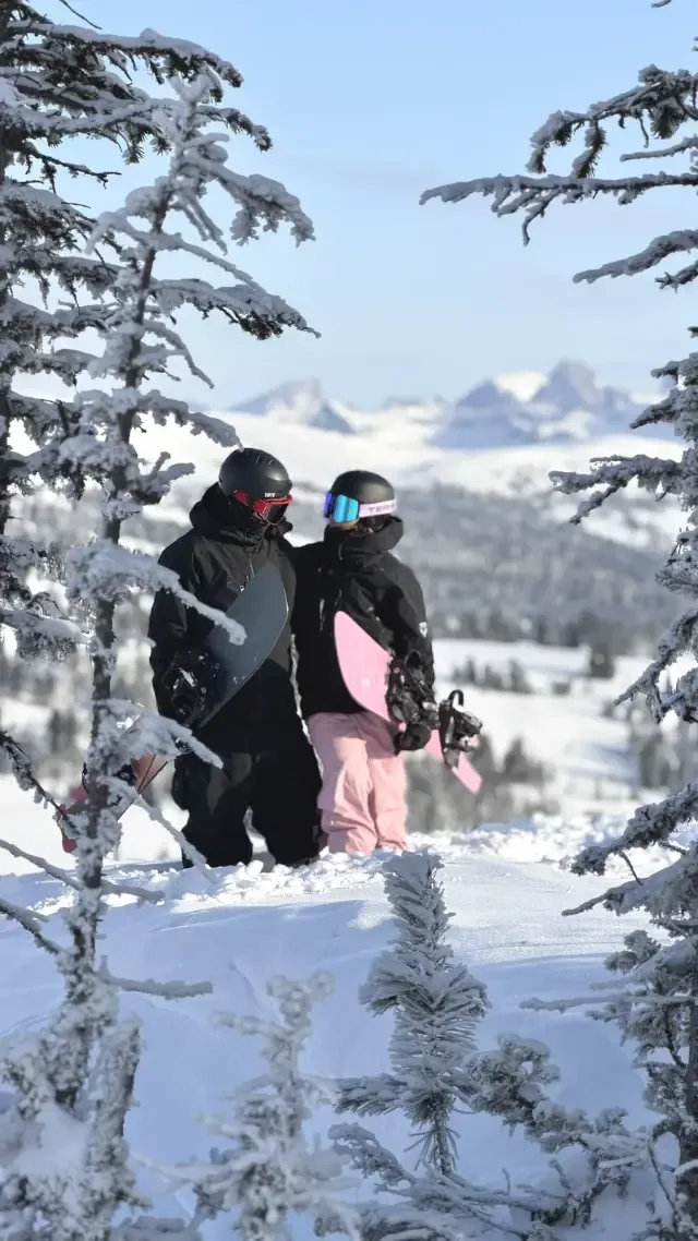 Двое райдеров в заснеженном лесу