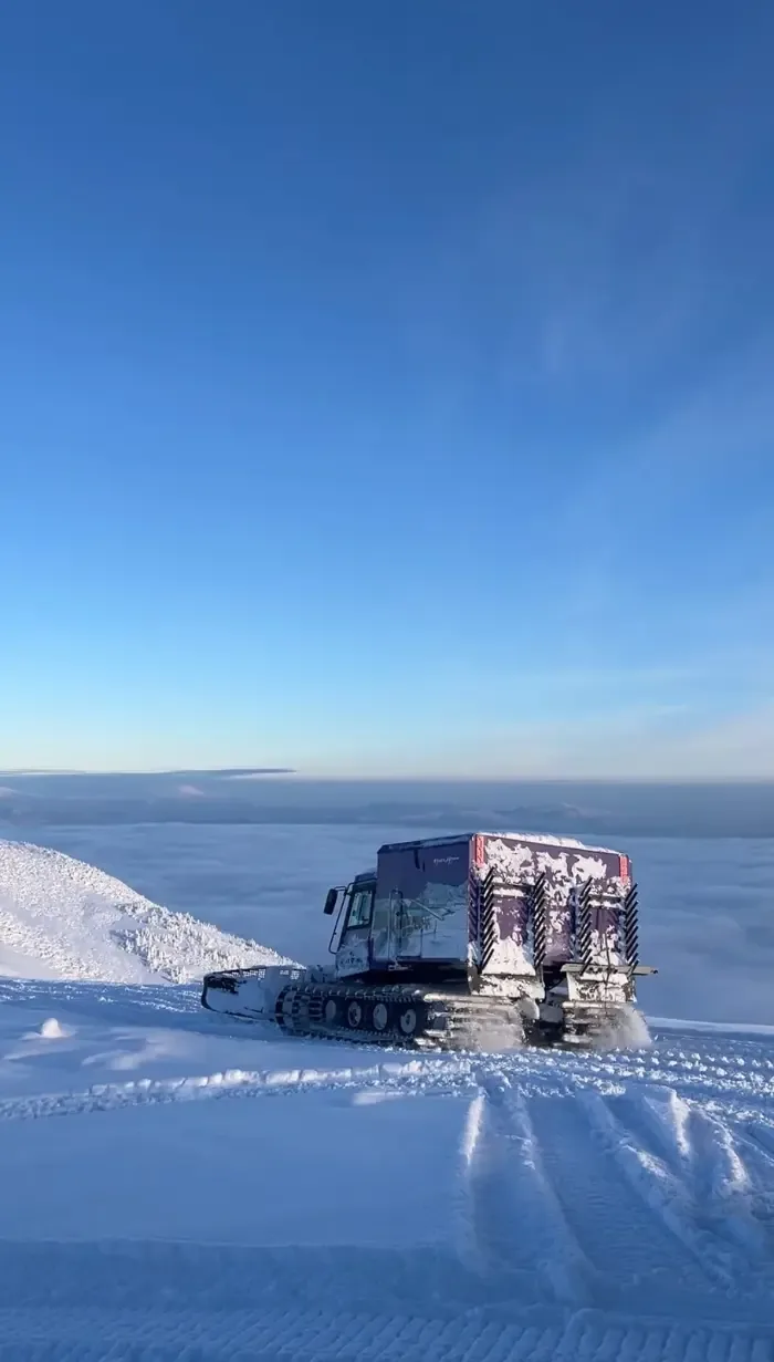 Ратрак на гребне над облаками