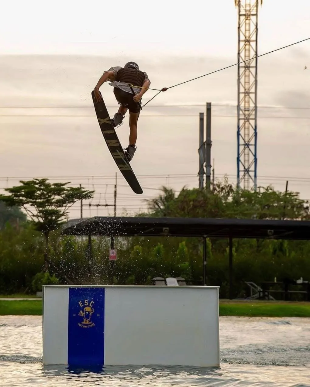 Райдер в воздухе над боксом в парке ESC Thai Wake Park